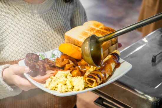 Brunch traditionnel avec du sirop d'érable de la région